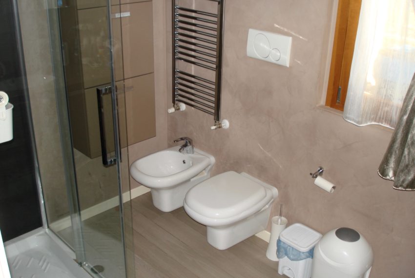 Bagno con sanitari sospesi M006