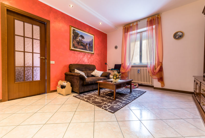 Salotto con faretti M013