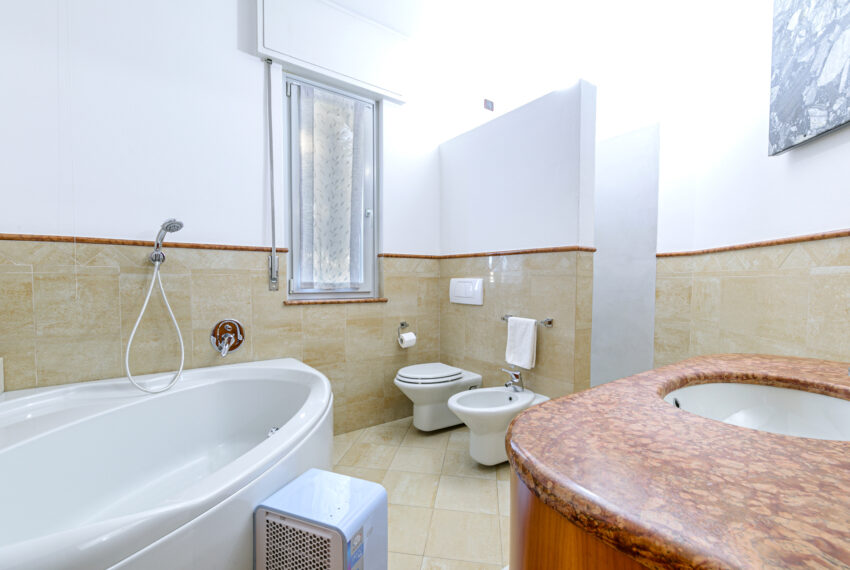 bagno casa scanzo in vendita