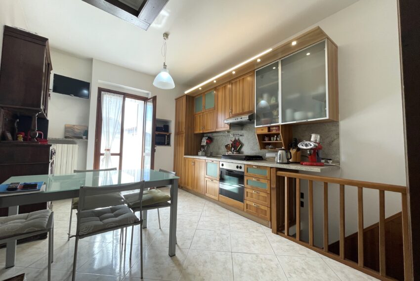 vendiamo casa con terrazzo vivibile